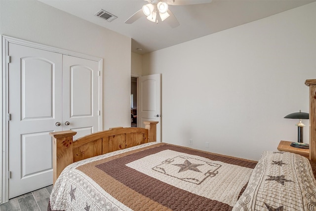 bedroom with visible vents, a ceiling fan, and a closet