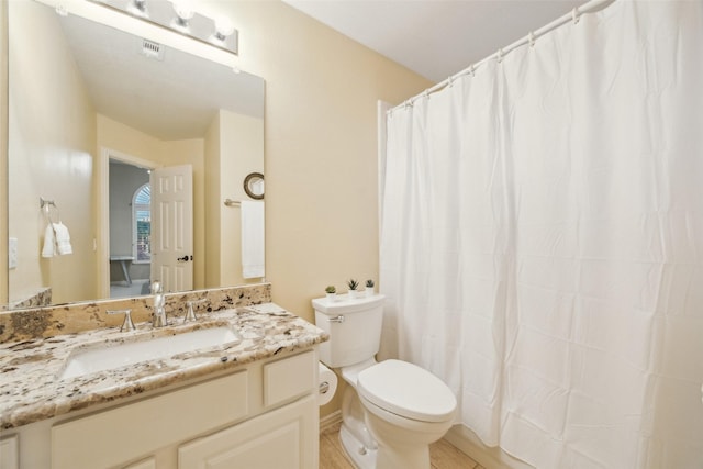 full bathroom featuring vanity, toilet, and a shower with shower curtain
