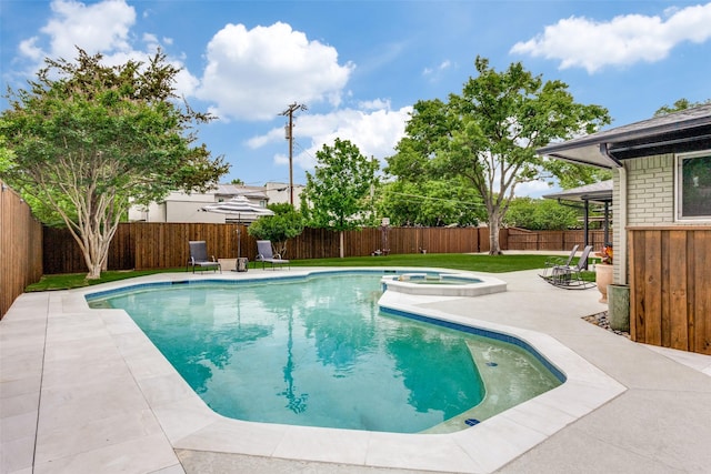 10907 Wonderland Trl, Dallas, TX 75229 - view of swimming pool with a fenced backyard, a pool with connected hot tub, and a patio area