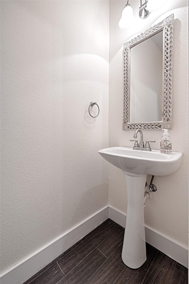 2620 Argyle Shore Dr, Rockwall, TX 75087 - bathroom featuring baseboards and wood finished floors