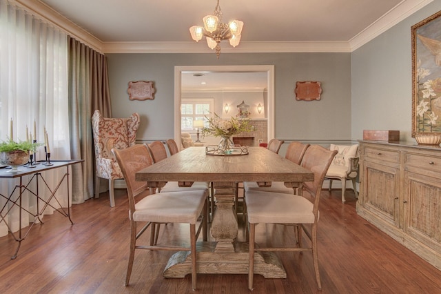 dining room with a notable chandelier, ornamental molding, and wood finished floors