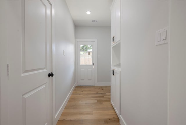 entryway featuring light wood-style floors, baseboards, and visible vents