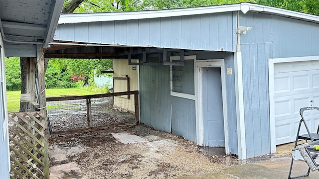 view of outdoor structure with an outbuilding