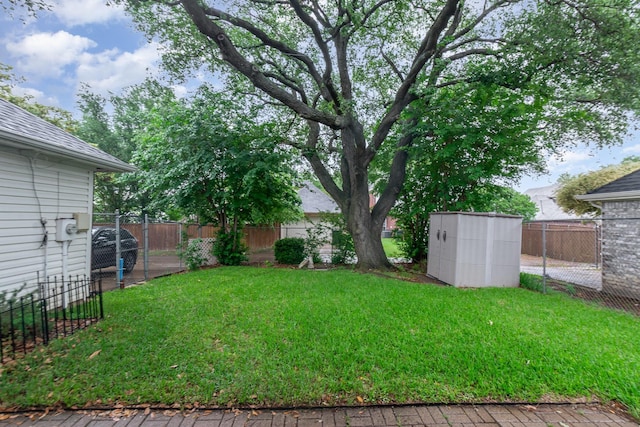 7208 Stoddard Ln, Plano, TX 75025 - view of yard featuring an outbuilding, a shed, and a fenced backyard