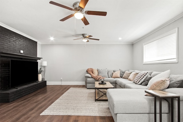 living room featuring ceiling fan, crown molding, wood finished floors, baseboards, and recessed lighting