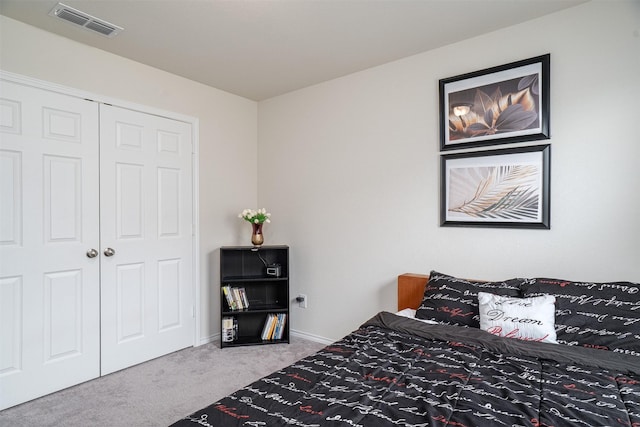bedroom with carpet flooring, baseboards, visible vents, and a closet