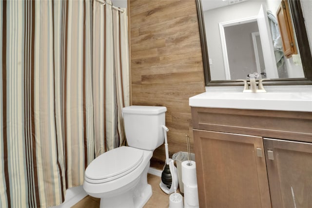full bathroom with vanity, toilet, and a shower with curtain