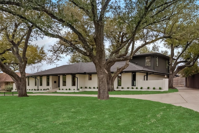 7335 Royal Cir, Dallas, TX 75230 - view of front facade with stucco siding, a front lawn, fence, and driveway
