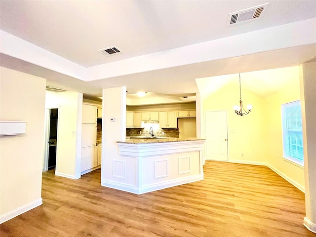 520 Lakeside Dr, Rockwall, TX 75032 - kitchen featuring visible vents, a sink, light wood-style flooring, and a notable chandelier