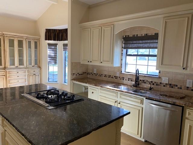 kitchen with a sink, tasteful backsplash, black gas stovetop, and dishwasher