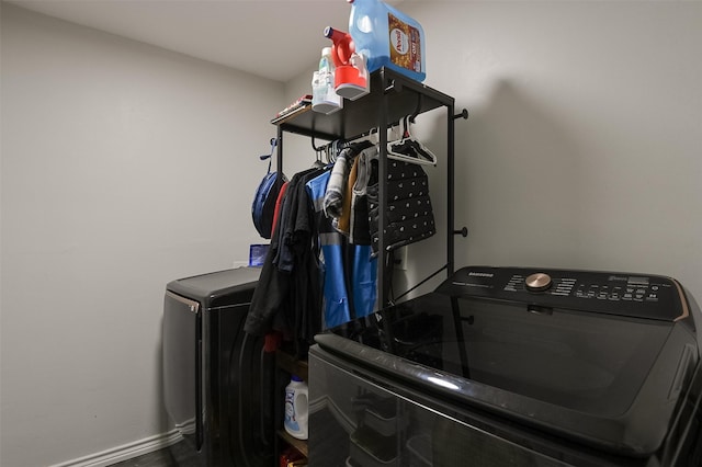 washroom with laundry area and baseboards