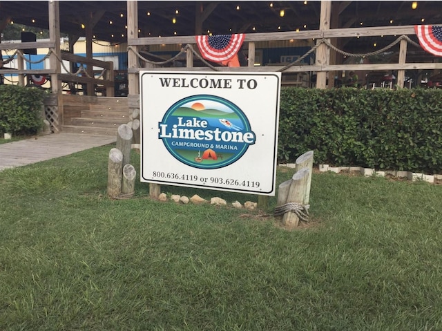community / neighborhood sign featuring a yard