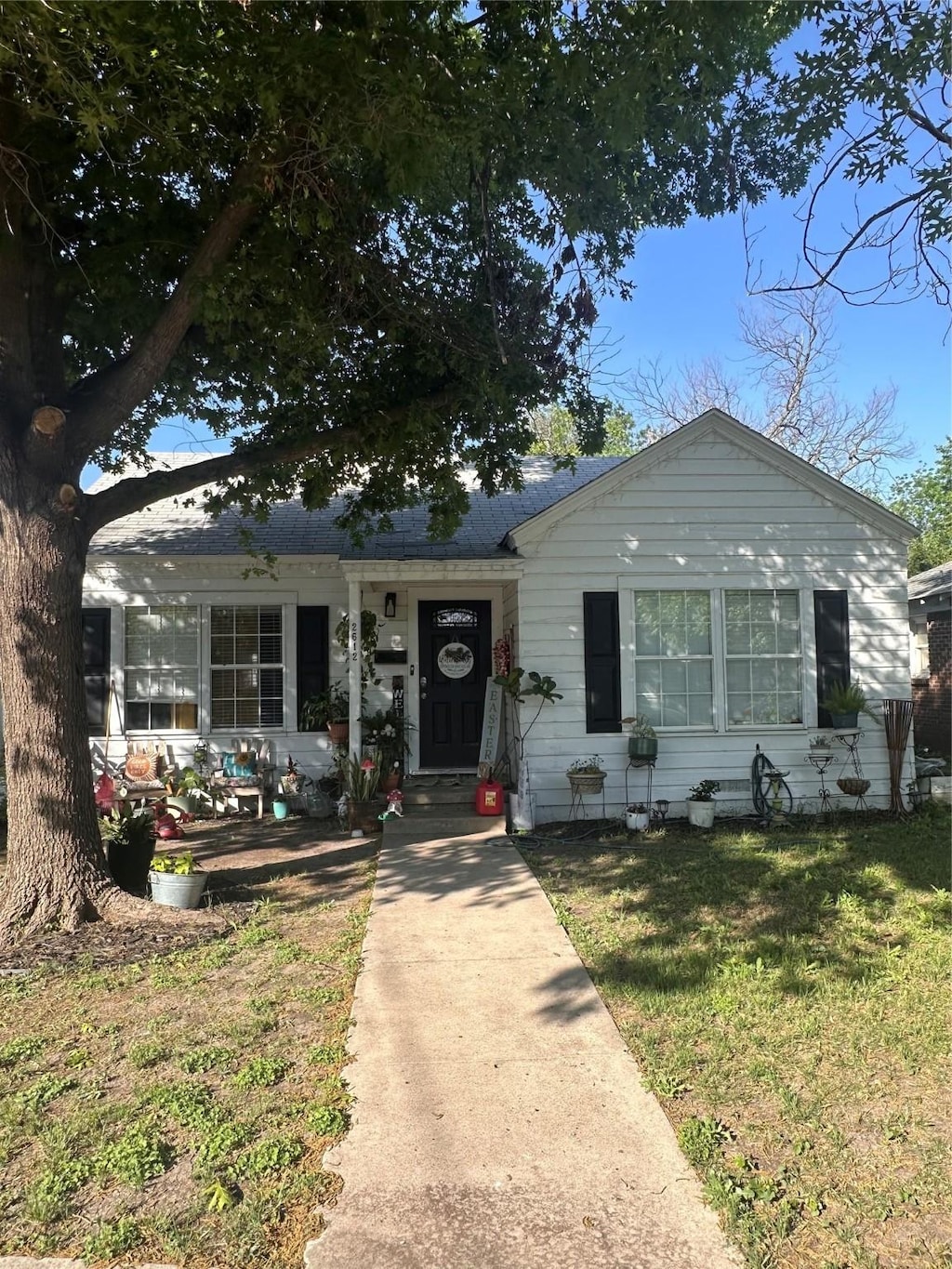 view of front of property with a front yard