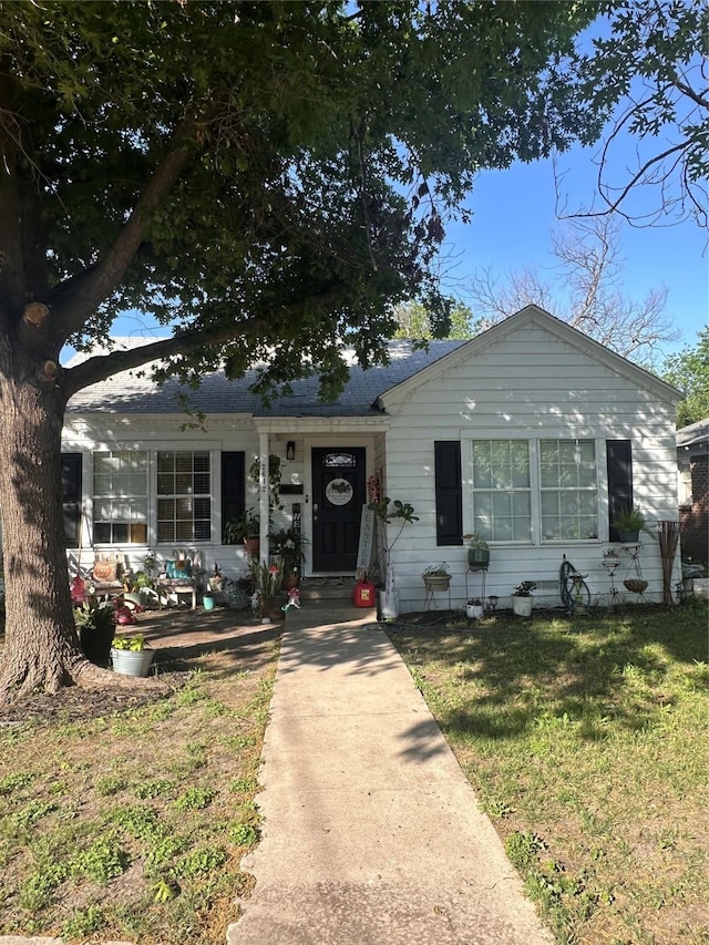 view of front of property with a front yard