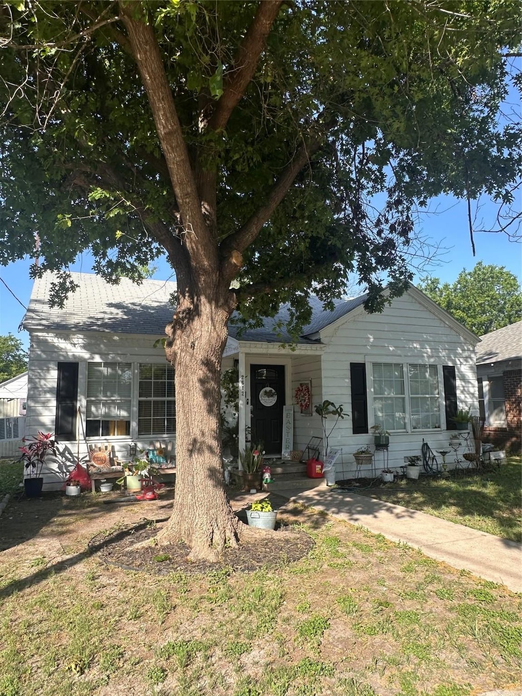 single story home with a front yard