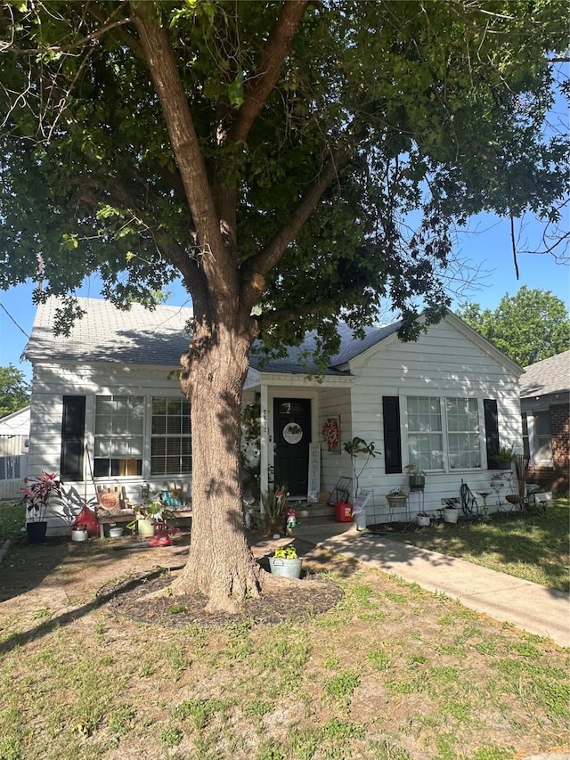 single story home with a front yard