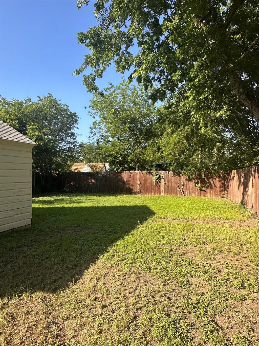 view of yard featuring a fenced backyard