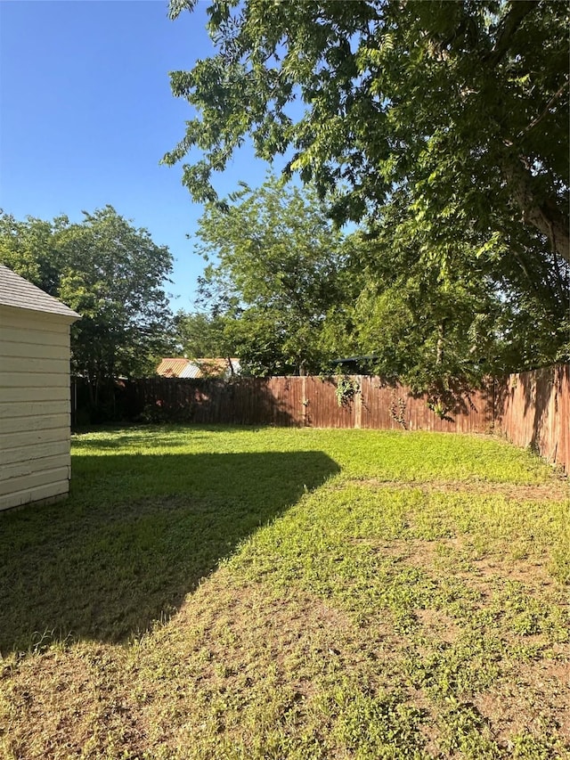 view of yard featuring a fenced backyard