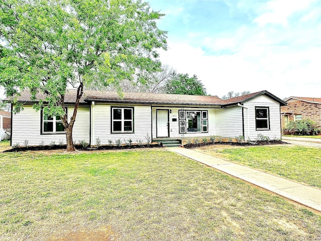 single story home featuring a front lawn