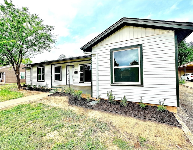 ranch-style home featuring a front lawn