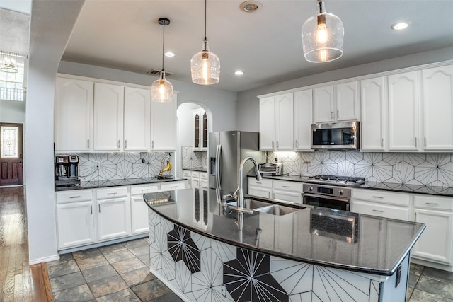 10228 Crawford Farms Dr, Fort Worth, TX 76244 - kitchen with stainless steel appliances, arched walkways, a sink, recessed lighting, and decorative backsplash
