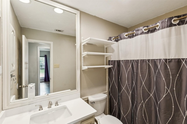 full bathroom with a shower with curtain, visible vents, vanity, toilet, and recessed lighting
