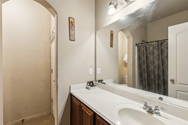 full bathroom with vanity, toilet, and a shower with curtain