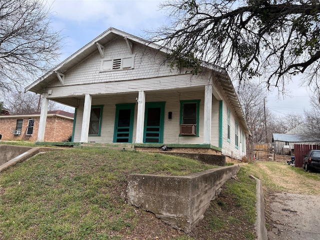 view of front of property featuring covered porch and a front lawn