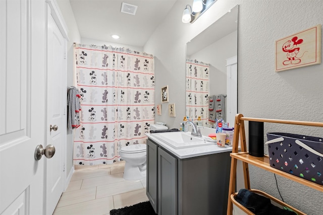 7210 Rustic Rock Rd, Arlington, TX 76001 - sitting room with ceiling fan, plenty of natural light, baseboards, and carpet