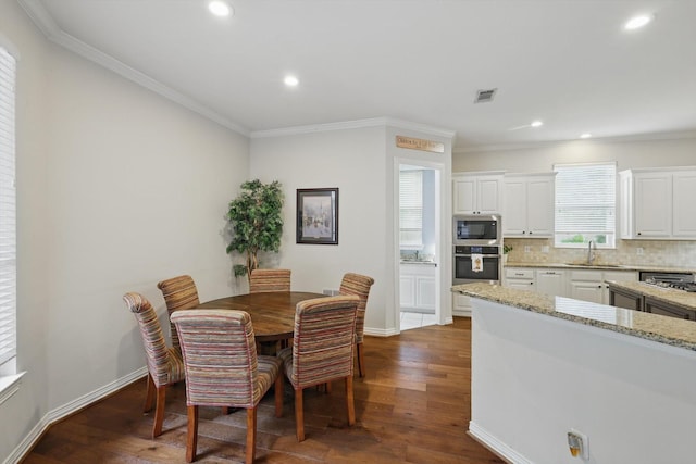dining room featuring recessed lighting, visible vents, dark wood-style floors, and ornamental molding