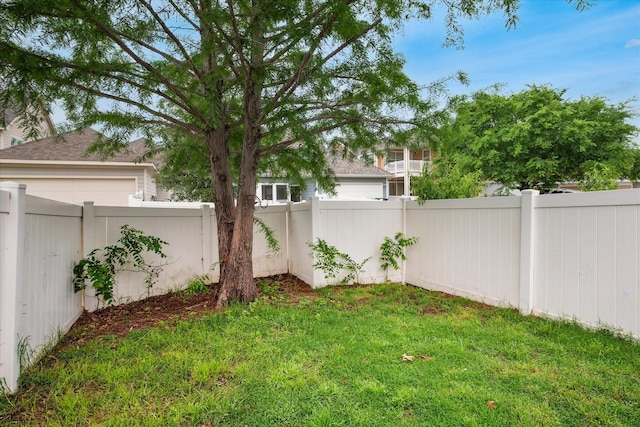 view of yard featuring a fenced backyard