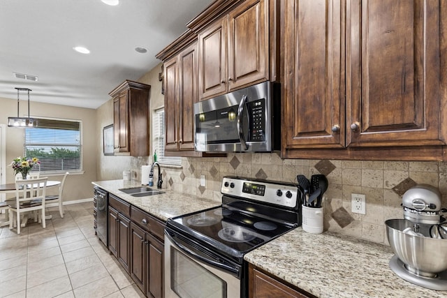 kitchen with visible vents, a sink, baseboards, stainless steel appliances, and light tile patterned flooring