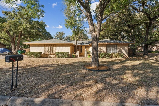 ranch-style home featuring brick siding