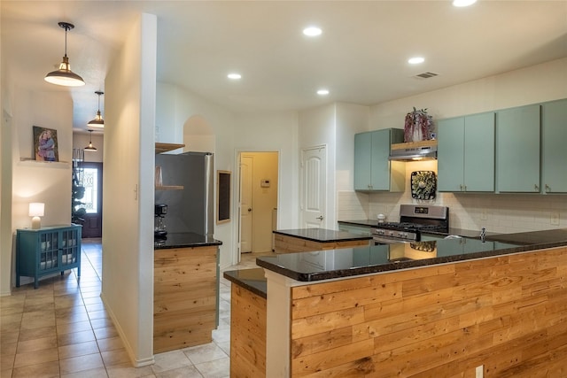 kitchen featuring visible vents, recessed lighting, under cabinet range hood, appliances with stainless steel finishes, and backsplash