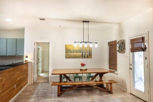 dining space with visible vents, baseboards, and light tile patterned floors