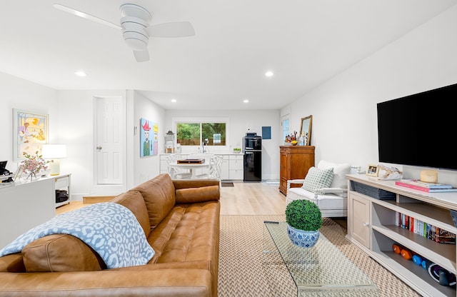 living area featuring recessed lighting, light wood-style floors, ceiling fan, and baseboards