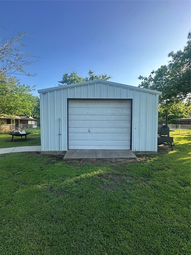 1346 Hillcrest Dr, Graham, TX 76450 - detached garage with fence