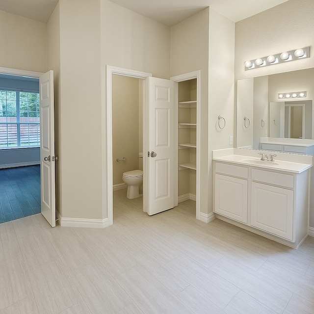 4605 Stargazer Dr, Plano, TX 75024 - full bath with vanity, baseboards, and toilet