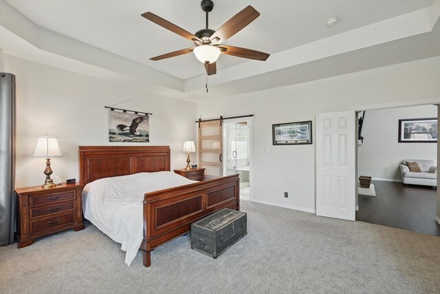 sitting room with crown molding, a chandelier, arched walkways, and visible vents