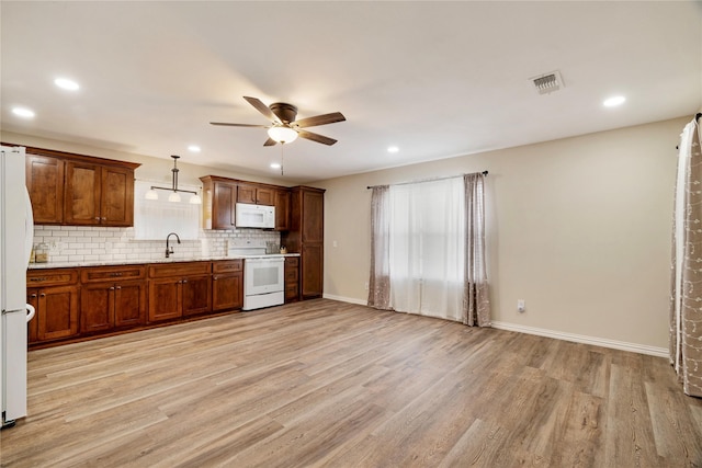 kitchen with visible vents, white appliances, tasteful backsplash, a ceiling fan, and light wood-style flooring