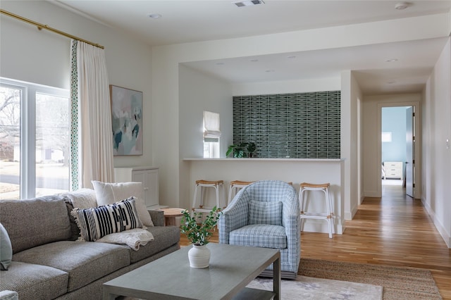 living area featuring light wood-style floors, recessed lighting, and baseboards