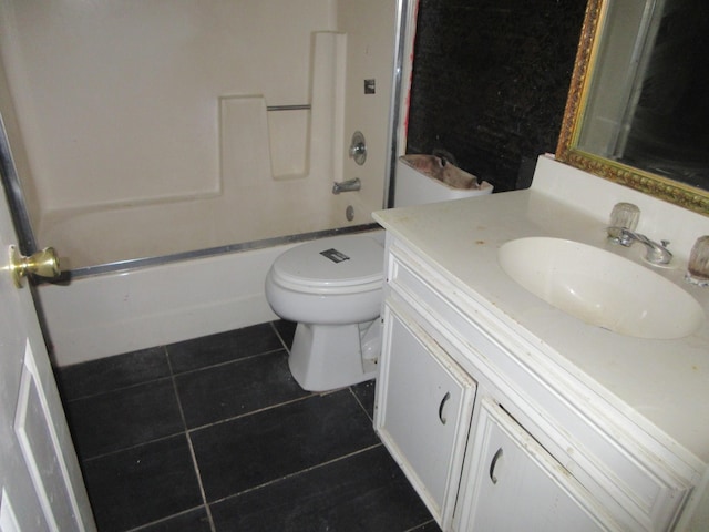 4231 Scenic Dr, Shreveport, LA 71119 - full bathroom featuring tile patterned flooring, shower / tub combination, toilet, and vanity