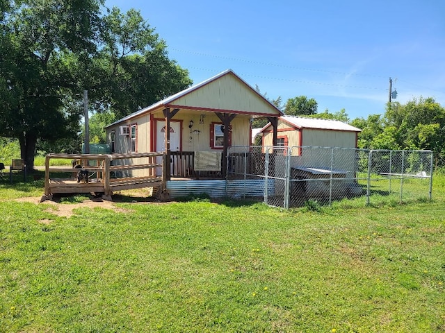 view of front of property featuring a porch, fence, and a front yard