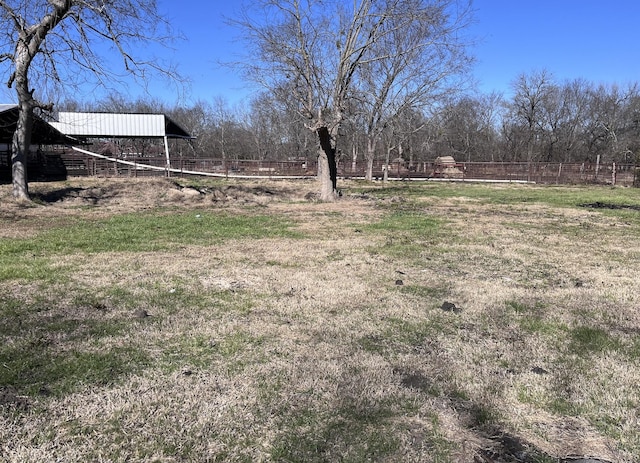 view of yard featuring fence and an outbuilding