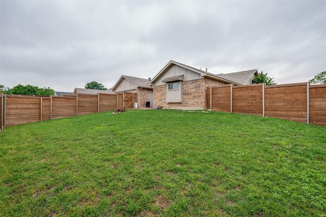 view of yard featuring a fenced backyard