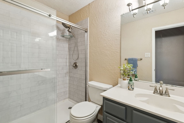 bathroom featuring a textured wall, a tile shower, toilet, and visible vents