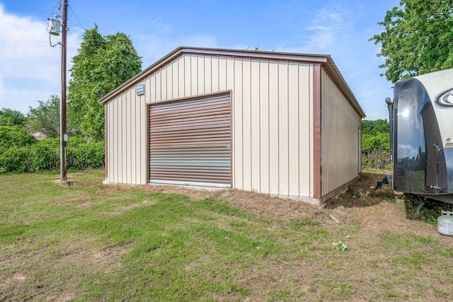 view of outdoor structure with an outbuilding
