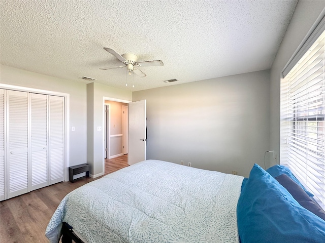 104 W Perry St, Frankston, TX 75763 - bedroom with a ceiling fan, a textured ceiling, visible vents, and wood finished floors