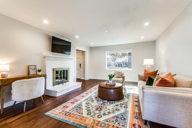 living room with recessed lighting, baseboards, wood finished floors, and a fireplace