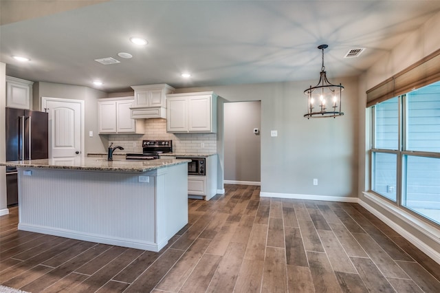 kitchen with white cabinets, appliances with stainless steel finishes, baseboards, dark wood-type flooring, and visible vents